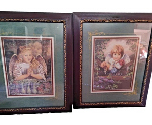 Juego de 2 impresiones enmarcadas de arte de pared ángel niño de colección con detalles dorados ornamentados - Imagen 1 de 5