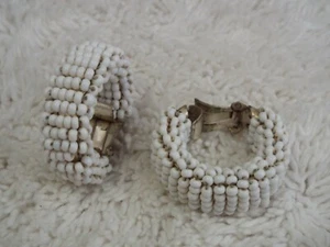 Pendientes blancos con clip de aro de micro cuentas (B56) - Imagen 1 de 2