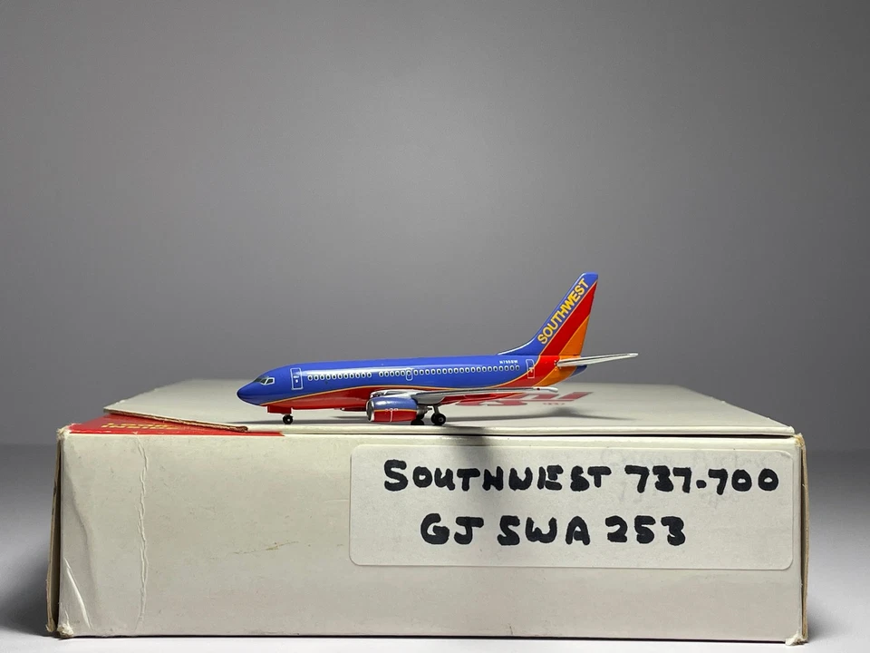 Gemini Jets 1:400 Southwest Airlines Boeing 737-700 N795SW Canyon Blue GJSWA253 - Image 1 of 2