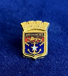 ARROMANCHES FRANCE/COAT of ARMS TRAVEL PIN BADGE/ LION/ ANCHOR/ MARTINEAU SAUMUR - Picture 1 of 2