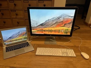 APPLE Desktop: LED CINEMA Display 24" + Macbook Air 13" + Peripherie-Geräte -TOP - Bild 1 von 15