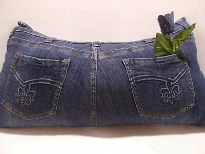 Jeans de mezclilla transformados en almohada grande denim reciclado Foto 1 de 4