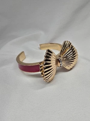 Brazalete Lilly Pulitzer Lazo Dorado Tono Rosa con Marca Signature Foto 1 de 4