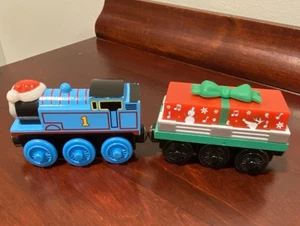 Thomas & seine Freunde Holzeisenbahn Weihnachten Thomas & Geschenkwagen spielt Musik - funktioniert! - Bild 1 von 5