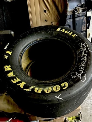 Neumático Nascar Indy firmado por Richard Petty Foto 1 de 4