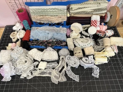 Gran Lote de Encajes Vintage Varios Colores, Longitudes y Anchos y Bordes Foto 1 de 4