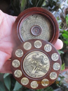 Jolie Boussole à la Pagode Chinoise en Bois aux Signes du Zodiaque Chinois - Imagen 1 de 5