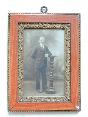 Charmant petit cadre ancien en stuc doré et bois  - Rectangle Portrait  - Photo 1/3