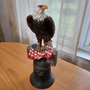 Statuina in resina American Calv Eagle con bandiera americana sulla campana Liberty 12" - Foto 1 di 6