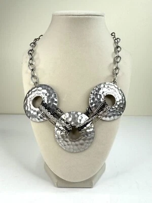 Collar Laura Ashley Círculos y Cadenas de Metal Martillado Tono Plata Foto 1 de 4