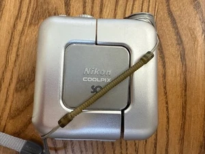 Nikon COOLPIX SQ Digitalkamera kompakt mit Objektivdeckel - für Teile oder Reparatur - Bild 1 von 6