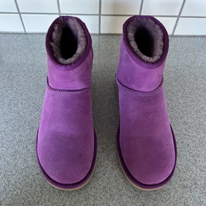 ¡NUEVO! Mini Bota Clásica Ugg Australia Para Mujer "MUESTRA" en Fushia Talla 7 - Imagen 1 de 7