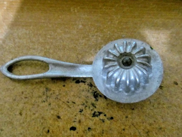 VTG Aluminum Pie Pastry Wheel Crimper Edge Cutter Kitchen Baking Tool  - Image 1 of 1