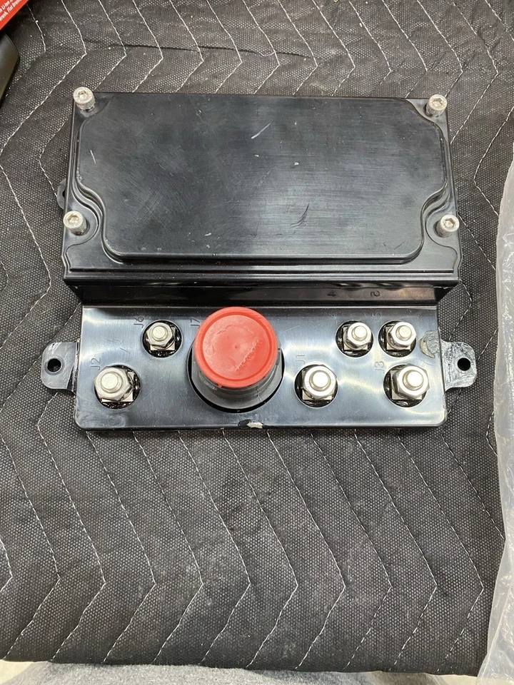 JLG 1001164402 Electric power Distribution Box - Image 1 of 4