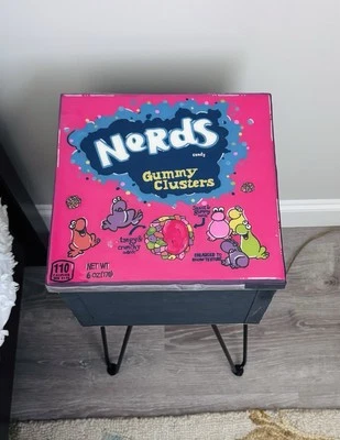 1 de 1- Mesa auxiliar Nerds personalizada maximalista Foto 1 de 4