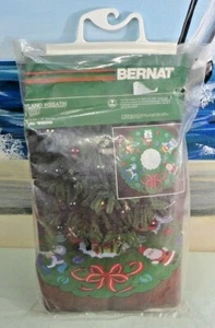 Vintage 1984 Bernat Toyland Wreath Felt TREE SKIRT Craft 45" Diameter W00350 NEW - Picture 1 of 5