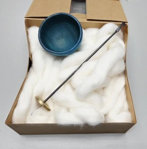 Kit de fibra de algodón giratorio. Cuenco de soporte de madera verde azulado pintado y husillo Thakli de latón. - Imagen 1 de 4