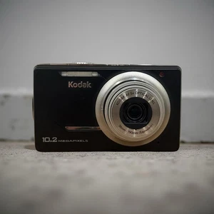 Kodak EasyShare M380 10.2mp 5x optical zoom Digital Camera With Genuine Battery - Picture 1 of 5