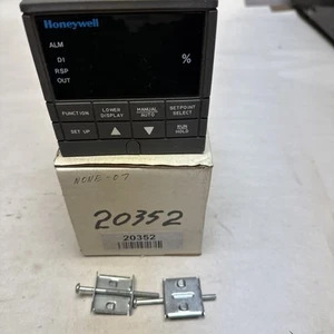Honeywell,UDC 3000,Versa-Pro DC300K-E-003-10-0000-0 - Picture 1 of 4