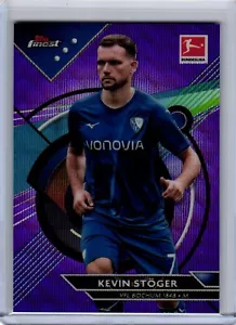 2023 Topps Bundesliga Finest Kevin Stoger 30 #/250 onda viola - Foto 1 di 2