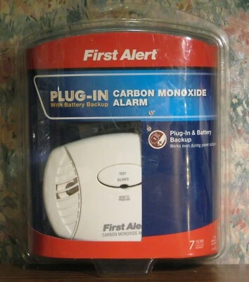 First Alert Plug In Carbon Monoxide Detector / Alarm with Battery Backup - 2010 - Image 1 of 4