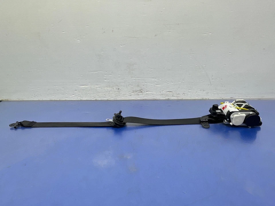 2017 - 2020 年宝马 540i G30 原始设备制造商前座右座椅皮带减压器 | 黑色 34186688F — 第 1/4 张图片