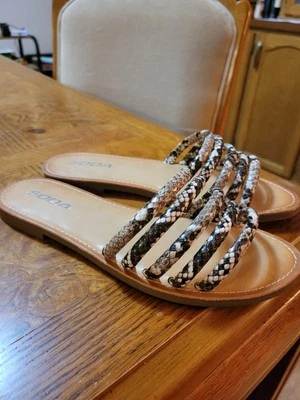 Sandalias planas de cuero deslizables con 5 bandas trenzadas de imitación de serpiente de SODA talla 7. ¡LIMPIO!! Foto 1 de 4