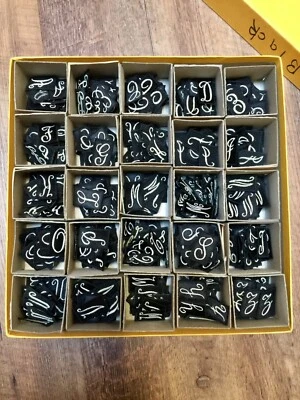 Винтажная ЧЕРНАЯ вышитая монограмма этикетка письмо меховщик шитье текстильные принадлежности - Изображение 1 из 4