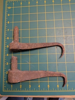 EXCEPCIONAL Lote de 2 PINTLES ANTIGUOS Forjados a Mano para Bisagras de Correa de Granero Foto 1 de 4