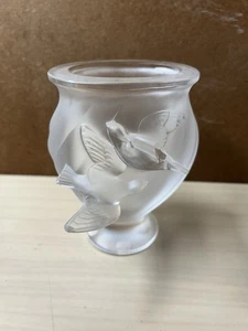 Lalique France Rosine Frosted Crystal Raised Doves Vase, Issues - Picture 1 of 9