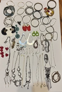 Enorme lotto di orecchini, collane, bracciali da donna vintage bigiotteria 1 libbra 5 oz - Foto 1 di 17