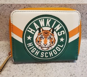 Loungefly Netflix Stranger Things Hawkins High Zip Around Wallet Logo Lining - Bild 1 von 9
