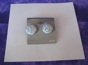 Pendientes perforados vintage de los años 80-1990 azul/blanco como tela de flores - Imagen 1 de 3