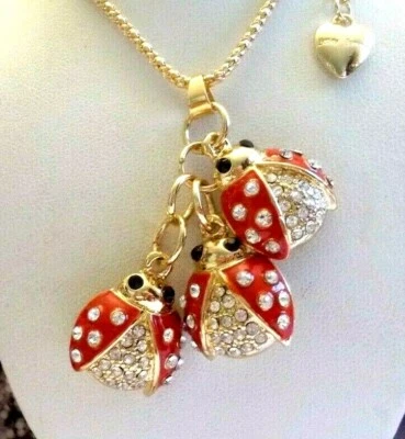 COLAR PINGENTE CHARME JOANINHAS BETSEY JOHNSON LINDO VERMELHO TRÊS CRISTAL E ESMALTE - Imagem 1 de 4
