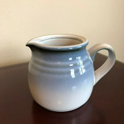 Jarra de gres Noritake pequeña brujo 8620 azul seguro para horno Foto 1 de 4