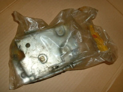 67 AMC RAMBLER REBEL EMBAJADOR NOS R.R.  Cerradura de pestillo de puerta # 3576222 Foto 1 de 2