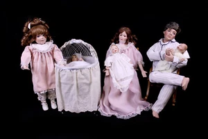 Vintage Ashton Drake Porzellanpuppe Set Familie Wiegenlied Füttern gr. Schwester - Bild 1 von 24