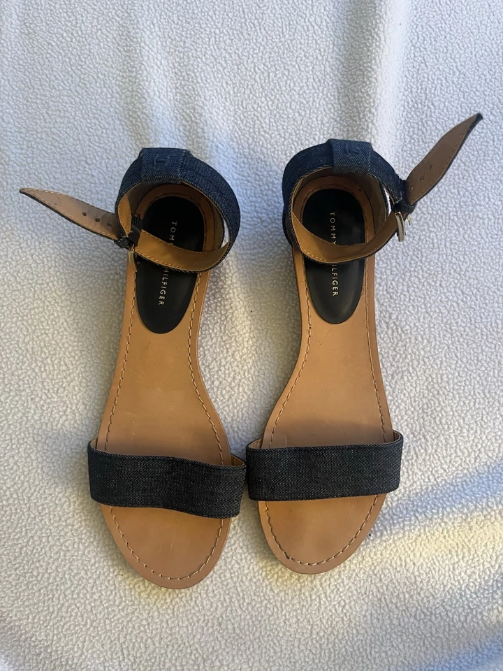 Sandalias Tommy Hilfiger de mezclilla con correa al tobillo Foto 1 de 3