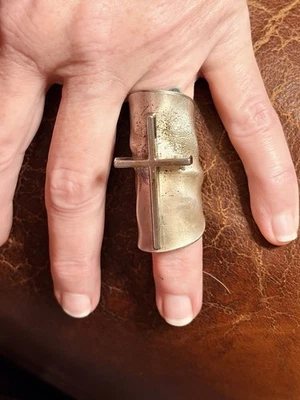 Anillo cruzado con cuchara gótica Foto 1 de 3