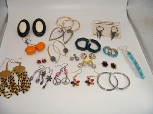 LOT OF 20 PAIRS EARRINGS VINTAGE TO MODERN FOR PIERCED EARS ESTATE LOT #14 - Picture 1 of 14