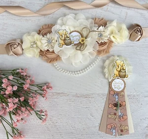 Klassische Pooh Umstandsschärpe Gürtel & Daddy To Be Pin Set, Pooh Babyparty Schärpe - Bild 1 von 2