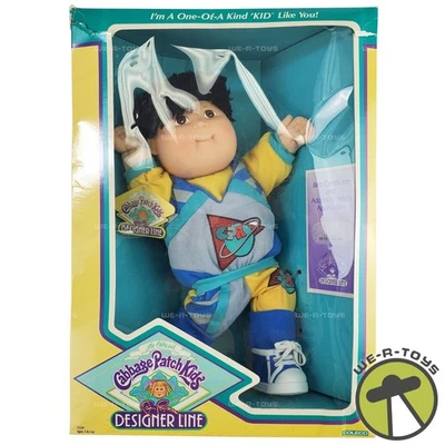 Boneca Cabbage Patch Kids Designer Line Boy cabelo preto 1988 Coleco 3520 - Imagem 1 de 4