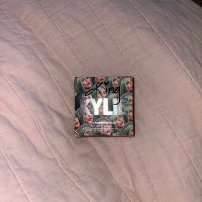 Iluminador de polvo suelto King Kylie - 3 golpes Foto 1 de 4