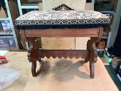 Antiguo taburete tallado en nogal Eastlake con tapa elevadora Foto 1 de 4