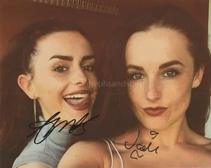 Foto autógrafa 7x5 firmada a mano de Amber Davies y Jade Davies, mujer bonita malvada - Imagen 1 de 2