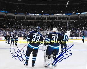 DUSTIN BYFUGLIEN & ONDREJ PAVALEC Salute Crowd AUTO 8x10 Photo WINNIPEG JETS WoW - Picture 1 of 1