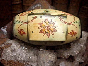 tabacologie TABATIERE EN CORNE BLONDE SNUFF BOX ART POPULAIRE Décor au trait - Picture 1 of 5