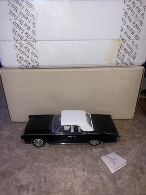 FRANKLIN MINT 1961 LINCOLN CONTINENTAL CONVERTIBLE IN BLACK/WHITE TOP 1/24TH - Image 1 of 4
