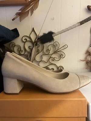 "Bombas de tacón COLE HAAN gamuza 1 3/4"" beige 7B nuevas sin caja precio de venta sugerido por el fabricante 110 USD" Foto 1 de 4