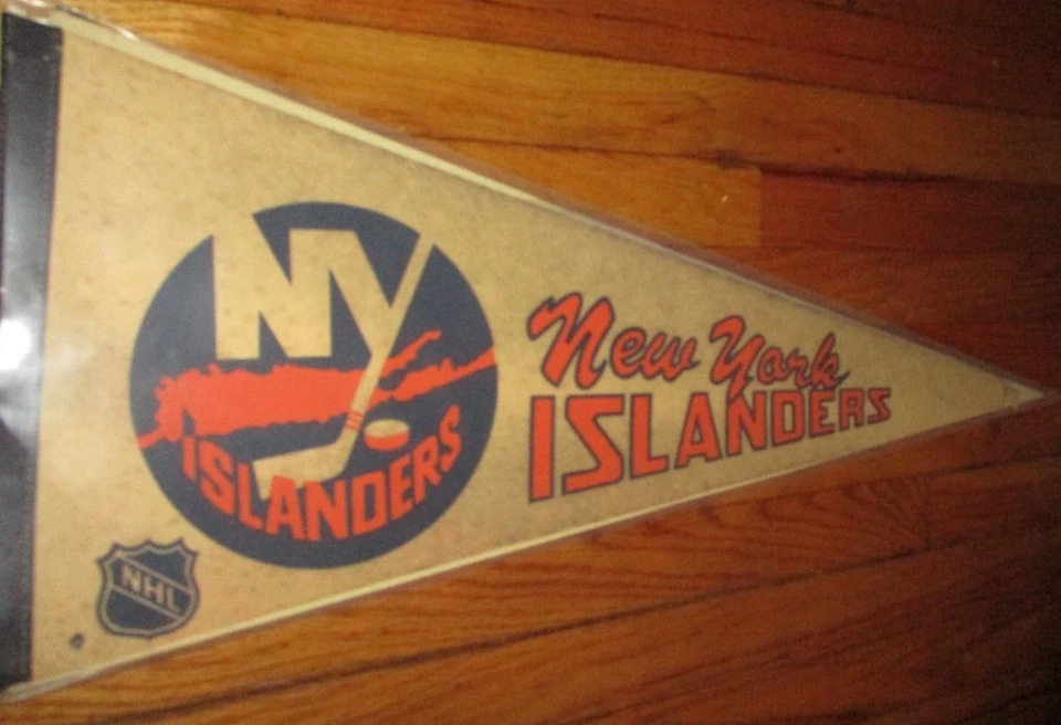 1980's NEW YORK ISLANDERS Logo White Pennant 29 1/2 inches Good+ W/Dirt #21 - Image 1 of 1